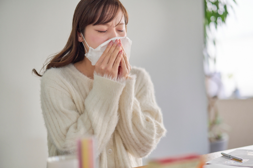 花粉症のモーニングアタックとは？症状や体に与える影響と対策
